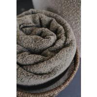 Weiche Woll-Boucle-Decke/Plaid Beige-Olive - Größe 140 X 200 cm von WULISTUDIOS