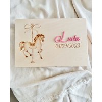 Erinnerungskiste Baby Xl Mädchen Karussell Pferd Personalisiert Holzkiste Mit Acryl Name Und Daten Graviert Erinnerungskiste Baby Xl Mädchen Karussell Pferd Personalisiert Holzkiste Mit Acryl Name Und Daten Graviert von WUNSCHSCHNUPPEo