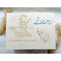 Personalisierte Holzkiste Mit Astronauten-Motiv - Aufbewahrungskiste Zur Geburt, Taufe Erinnerungskiste Baby Acryl Name + Daten Graviert von WUNSCHSCHNUPPEo