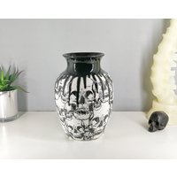 Gothic Schädelvase, Schädel Goth Blumen, Makabere Alternative Blume, Gebogene Emo Vasen, Schwarz Weiße Keramik, Dekorative Seltsam Gruselig von WWCeramicsUK