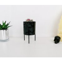 Matte Schwarze Totenköpfe, Totenkopf Indoor Übertöpfer, Pflanzenständer, Gothic Sukkulenten Pflanzen, Goth Kaktus Ständer, Seltsame Wundervolle von WWCeramicsUK