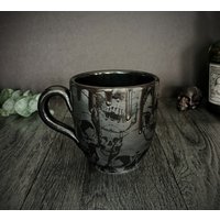 Mattschwarze Tasse, Große Schädelbecher, Gothic Tee-Kaffee-Liebhaber, Riesige Tassen, Weihnachten Goth Idee, Einzigartiges Geschenk Keramik von WWCeramicsUK