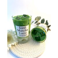 Iced Matcha Latte Kerze - Vegane Sojawachs-Kerze Im Glas | Handmade Geschenkidee Sommerkerze Mit Eiswürfel-Look Wachsgetränk Deko von WachsWunderLarissa