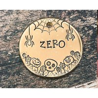 Halloween Hundeanhänger, Gruselige Hundemarke Mit Spinnnetz, Hundeanhänger Für Hunde Personalisiert, Handgestempelter Metall-Haustieranhänger 2 von WaggyPooch