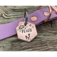 Hexagon Haustier Id Tag, Metall Hundeanhänger Mit Krone & Blumen, Kleiner Hunde Id Tag 2 Telefonnummern, Hundemarke Für Personalisiert, Mädchen von WaggyPooch