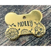 Knochen Hundemarke Graviert Blumenmädchen Handgestempelt Haustier-Id-Marke Für Hunde Mit Telefonnummern Individuelle Hund Geschenk Messing Kupfer von WaggyPooch