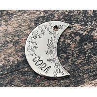 Mond Hundeanhänger, Hundeanhänger Für Hunde Personalisiert, Geschenkidee, Handgestempelter Doppelseitiger Mit Bis Zu 2 Telefonnummern Oder von WaggyPooch