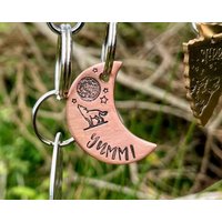 Mond Hundemarke, Hundeanhänger Für Hunde Personalisiert Mit Bis Zu 2 Telefonnummern, Handgestempelter Id Tag, Wolf Und Geschenkidee von WaggyPooch