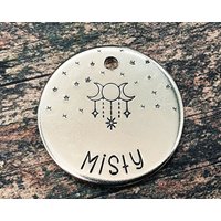 Mond Und Sterne Hundeanhänger, Personalisierter Haustier-Id-Tag Mit Bis Zu 2 Telefonnummern Oder Microchipped, Handgestempelter Hundeanhänger Für von WaggyPooch
