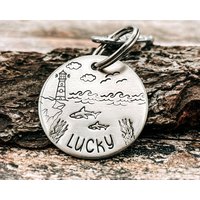 Ocean Dog Tag, Metall Pet Tag Handgestempelt Mit Leuchtturm Und Hai, Doppelseitig Bis Zu 2 Telefonnummern, Adresse Oder Microchipped von WaggyPooch