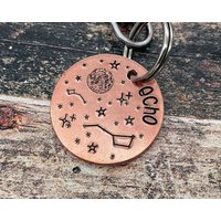 Space Dog Tag, Premium Doppelseitiger Metall Haustier Id Tag Mit Bis Zu 2 Telefonnummern Oder Microchipped, Kupfer, Messing Nickel Silber von WaggyPooch