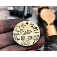 Süßer Hunde Id Tag, Handgestempelter Hunde-Tag Mit Ahornblättern Und Pilzen, Doppelseitiger Aus Metall, 2 Telefonnummern/Mikrochipped, Hundegeschenk von WaggyPooch