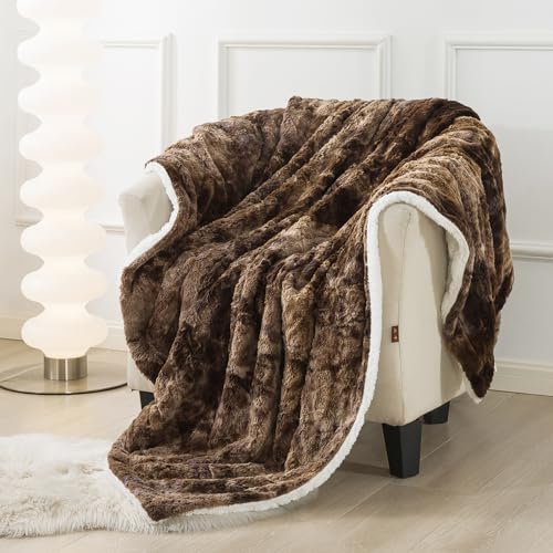 Wajade Kunstfelldecke – Sherpa Schafdecke – Comfort Luxuriöse Flauschige Kuscheldecke – weiche Decke für Couch und Bett 130 x 160 cm –Kaffee von Wajade