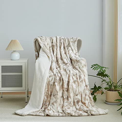 Wajade Kunstfelldecke – Sherpa Schafdecke – Comfort Luxuriöse Flauschige Kuscheldecke – weiche Decke für Couch und Bett – 130 x 160 cm – Marmor Beige von Wajade
