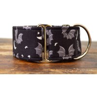 Martingal-Hundehalsband, Modell Moonchild. Einstellbar Und Handgefertigt Aus 100 % Baumwolle. Fledermäuse Mit Silbernen Monden Wakakán von Wakakan