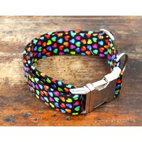 Verstellbares Crazy Hearts Hundehalsband. Hergestellt Aus 100 % Baumwollstoff. Achtzigerjahre Farbige Herzen Wakakan von Wakakan