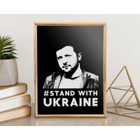 stand With Ukraine Poster, Wolodymyr Selenskyj Wandkunstdruck von WallArtMap