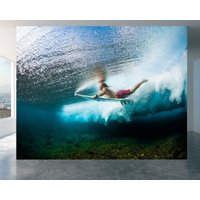 Wasser-Surfen-Unterwasser-Wandbild Selbstklebendes Peel-And-Stick-Dekor, Strukturierter Großer Wandkunstdruck Für Sporträume von WallArtsOnline