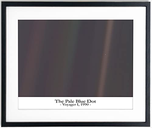 The Pale Blue Dot Photo - NASA Photo - Framed Space Decor/Galaxy Wall Decor & Büro-Wand-Dekor, Astronomie-Geschenke für Sie oder Ihn/Trendy Moon Decor, Wissenschaftsplakat Wall Art (28cm x 36cm) von WallBUddy