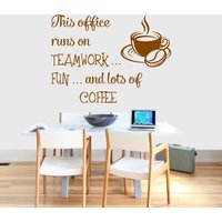 Dieses Büro Läuft Auf Kaffee, Teamarbeit Wandtattoa Zitat, Küche Kunst Inspirierend, Wandsticker, Arbeitsplatz Wanddeko von WallDecalswithLove