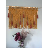 Senfgelber Makramee Wandbehang Mit Quasten Und Perlen von WallKnot