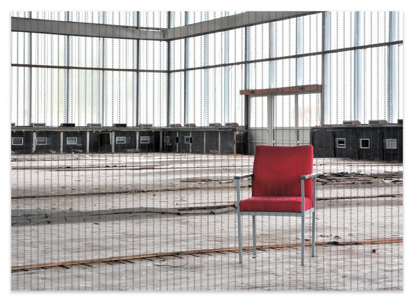 Schaum-Badematte Stille und Leere - ein einsamer roter Stuhl in einer alten Halle Wallario, Höhe 5.5 mm, rutschhemmend, geeignet für Fußbodenheizungen, Polymer-Schaum, rechteckig von Wallario