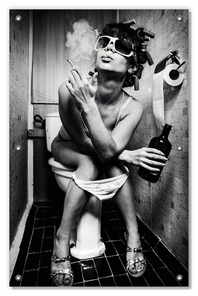 Sonnenschutz Kloparty - Sexy Frau auf Toilette mit Zigarette und Schnaps, Wallario, blickdicht, mit Saugnäpfen, wiederablösbar und wiederverwendbar von Wallario