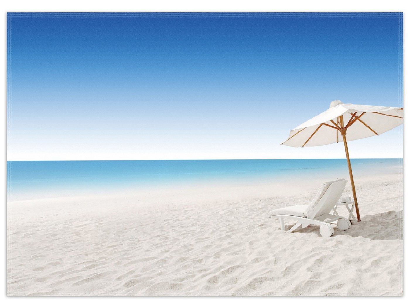 Teppich Sonnenliege am weißen Strand unter blauem Himmel, Wallario, rechteckig, rutschfest von Wallario