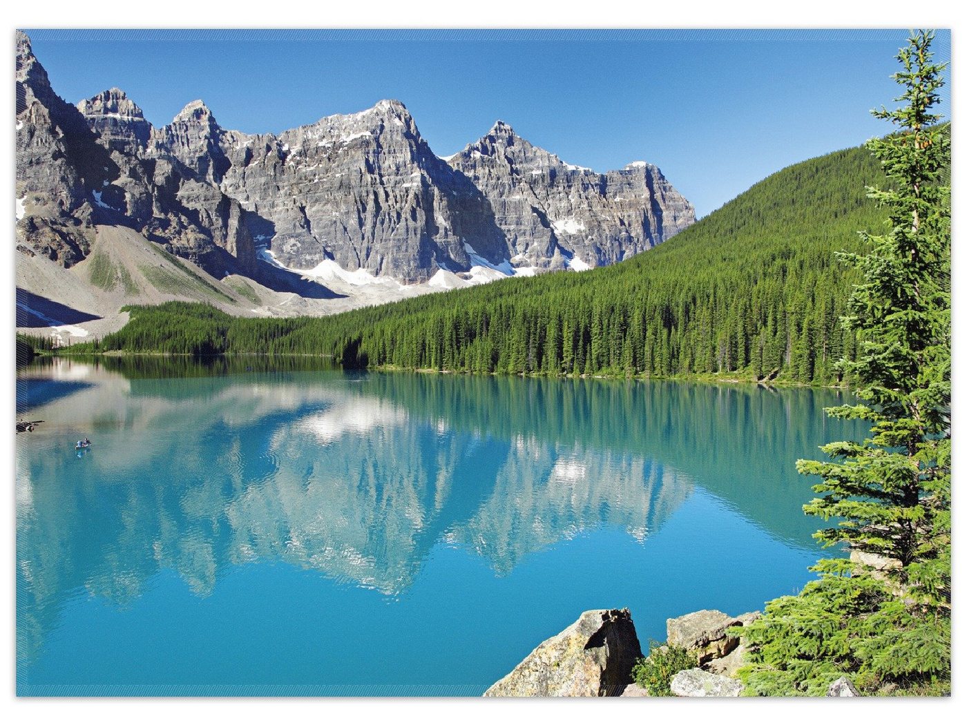 Teppich Tiefblauer See mit Bergpanorama und Wäldern  Kanada, Wallario, rechteckig, rutschfest von Wallario