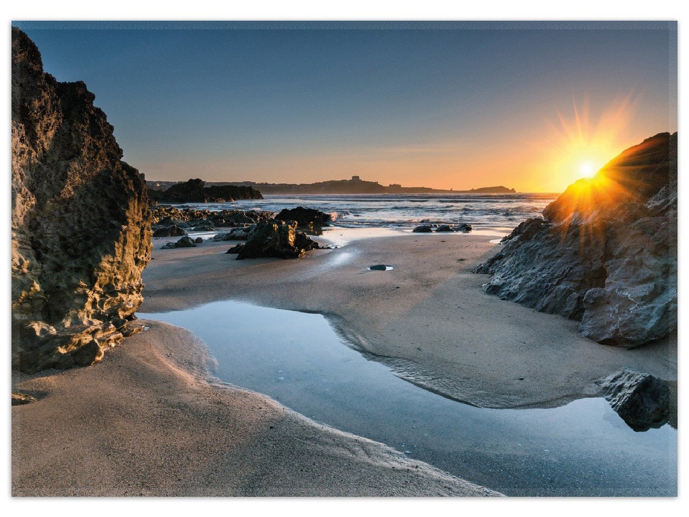Teppich Sonnenuntergang hinter einem Felsen am Strand, Wallario, rechteckig, rutschfest von Wallario