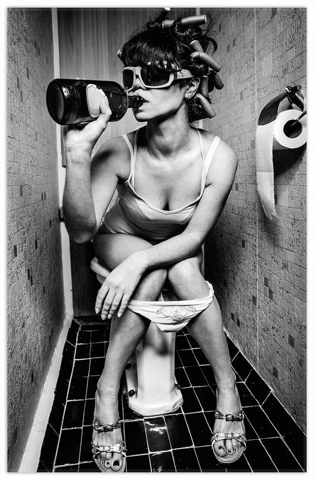 Teppich Kloparty - Sexy Frau auf Toilette mit Weinflasche, Wallario, rechteckig, rutschfest von Wallario