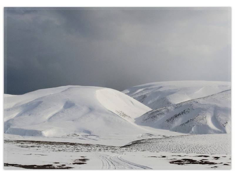 Teppich Schneebedeckte Hügel am Meer, Wallario, rechteckig, rutschfest von Wallario