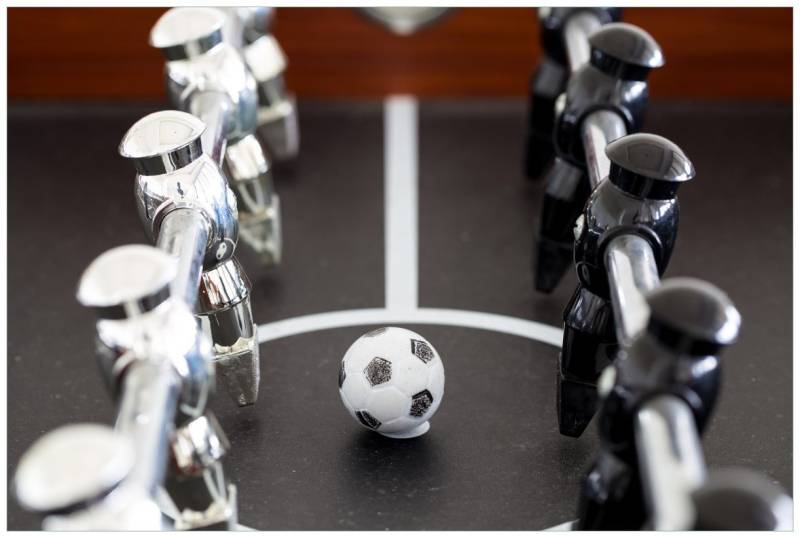 Wallario Acrylglasbild, Kicker-Tisch in Nahaufnahme - Ball in der Mitte, in verschiedenen Ausführungen von Wallario