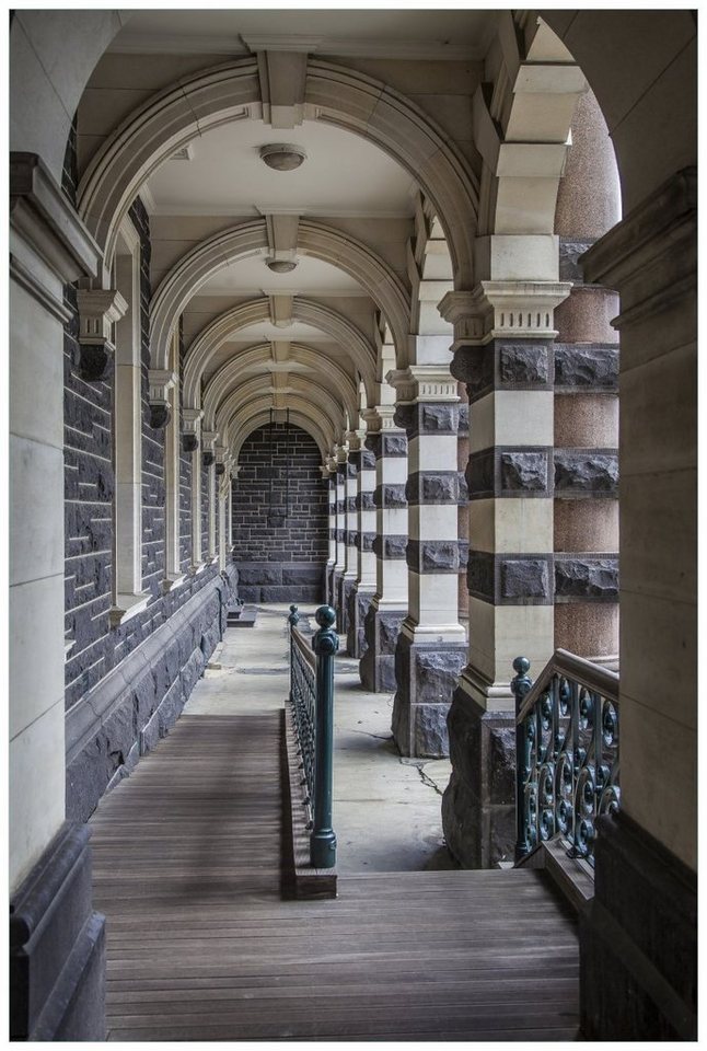 Wallario Acrylglasbild, Säulengang in einem Bahnhof in Neuseeland, in verschiedenen Ausführungen von Wallario