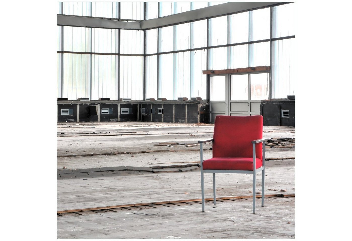 Wallario Acrylglasbild, Stille und Leere - ein einsamer roter Stuhl in einer alten Halle, in verschiedenen Ausführungen von Wallario
