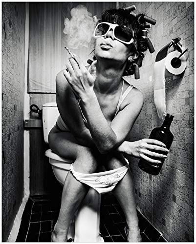 Wallario Black and White Edition - Poster Kloparty - Sexy Frau auf Toilette mit Zigarette und Schnaps in Premiumqualität, Kunstdruck Größe: 40 x 50 cm von Wallario