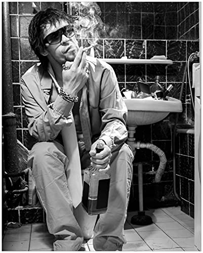 Wallario Black and White Edition - Poster Kloparty - Sexy Mann auf Toilette mit Zigarette SW in Premiumqualität, Größe: 40 x 50 cm von Wallario