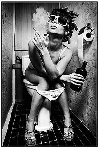 Wallario Black and White Edition - Wandbild Kloparty - Sexy Frau auf Toilette mit Zigarette und Schnaps in Premiumqualität, Poster mit schwarzem Rahmen, Größe: 61 x 91,5 cm von Wallario