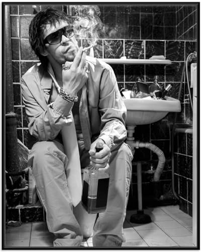 Wallario Black and White Edition - Wandbild Kloparty - Sexy Mann auf Toilette mit Zigarette SW in Premiumqualität, Poster mit schwarzem Rahmen, Größe: 40 x 50 cm Wallario Black and White Edition - Wandbild Kloparty - Sexy Mann auf Toilette mit Zigarette SW in Premiumqualität, Poster mit schwarzem Rahmen, Größe: 40 x 50 cm von Wallario