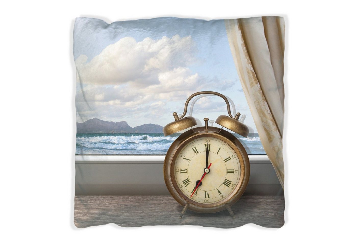 Wallario Dekokissen Guten Morgen sagt das Meer - Wecker und Vorhang am Fenster, handgenäht Wallario Dekokissen Guten Morgen sagt das Meer - Wecker und Vorhang am Fenster, handgenäht von Wallario