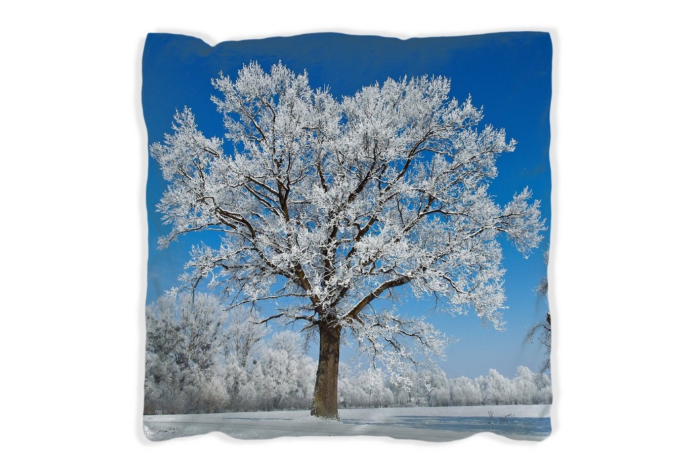 Wallario Dekokissen Schneebedeckter Baum mit blauen Himmel, handgenäht von Wallario