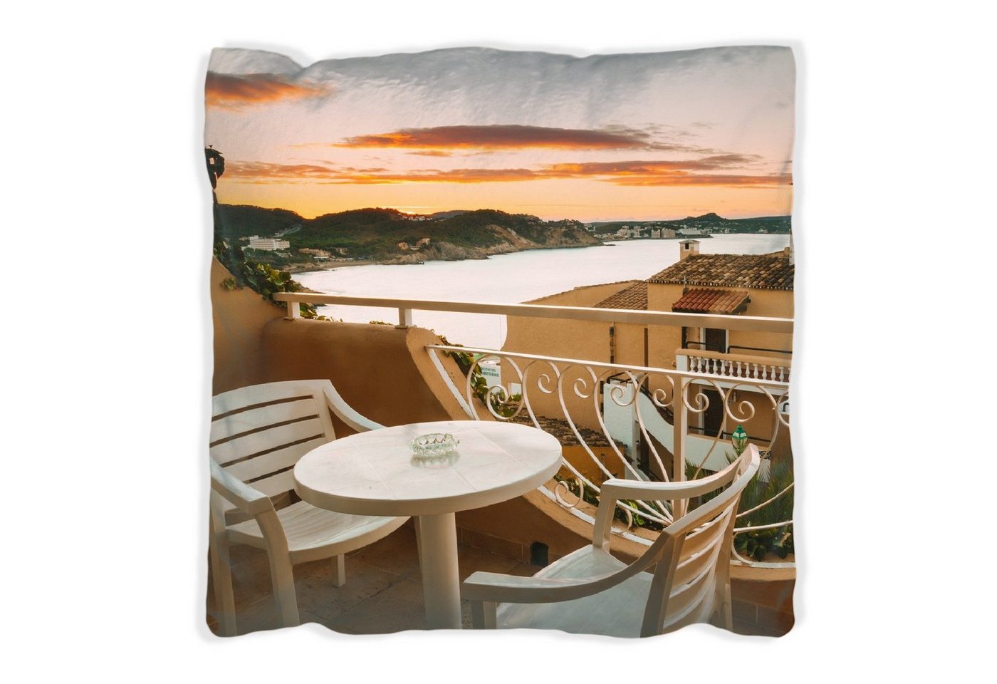 Wallario Dekokissen Sommer in Spanien - Ausblick von einer schönen Terrasse auf das Meer, handgenäht von Wallario