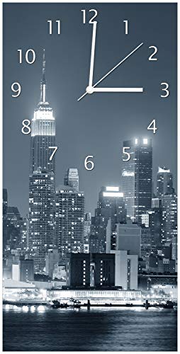Wallario Design-Wanduhr, Acrylglasuhr Größe 30 x 60 cm, weiße Zeiger, Motiv New York Skyline - Schwarz Weiß Blau von Wallario