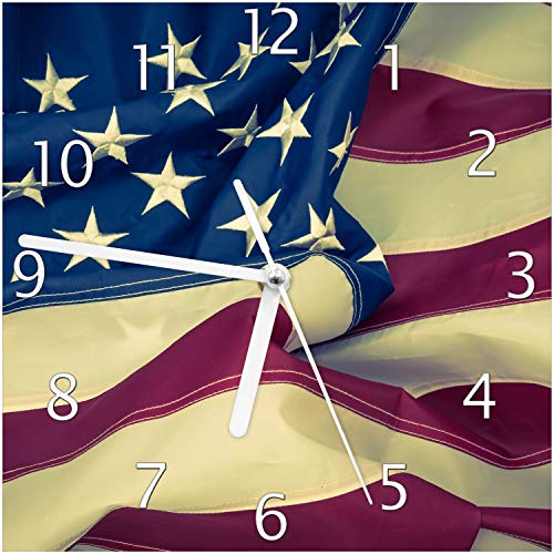Wallario Design-Wanduhr Amerikanische Flagge im Wind aus Glas, Motiv-Uhr Größe 20 x 20 cm, weiße Zeiger Wallario Design-Wanduhr Amerikanische Flagge im Wind aus Glas, Motiv-Uhr Größe 20 x 20 cm, weiße Zeiger von Wallario