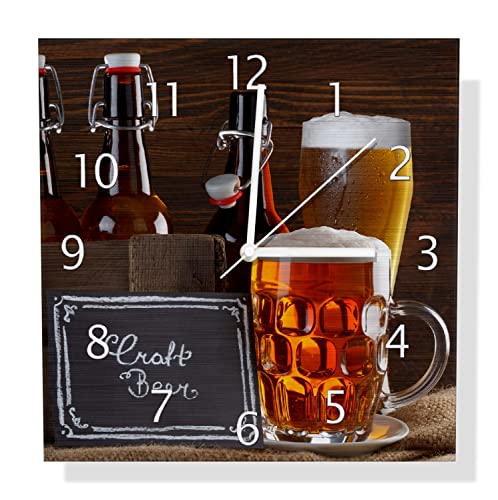 Wallario Design Wanduhr Biervarianten - Pils im Glas Flaschenbier Schild Craft Beer aus Aluverbund, Alu-Uhr Größe 30 x 30 cm, weiße Zeiger mit Metalloptik von Wallario