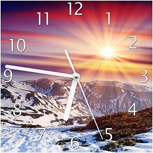 Wallario Design-Wanduhr Farbenfroher Sonnenuntergang im Winter - Schnee in den Bergen aus Glas, Motiv-Uhr Größe 20 x 20 cm, weiße Zeiger von Wallario