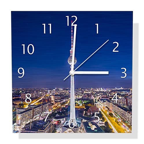 Wallario Design Wanduhr Fernsehturm Berlin bei Nacht aus Aluverbund, Alu-Uhr Größe 30 x 30 cm, weiße Zeiger mit Metalloptik von Wallario