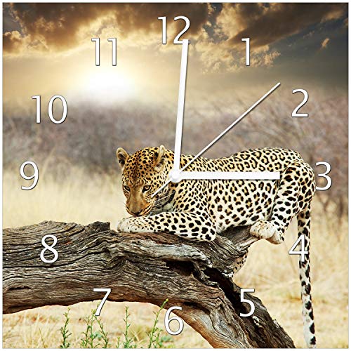 Wallario Design-Wanduhr Leopard auf Baumstamm in Afrika aus Glas, Motiv-Uhr Größe 30 x 30 cm, weiße Zeiger von Wallario