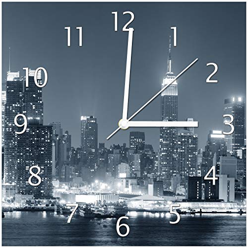 Wallario Design-Wanduhr New York Skyline - Schwarz Weiß Blau aus Glas, Motiv-Uhr Größe 30 x 30 cm, weiße Zeiger von Wallario