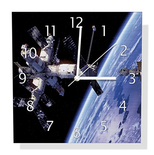 Wallario Design Wanduhr Raumfahrt - Raumstation und Raumschiff im Weltall aus Aluverbund, Alu-Uhr Größe 30 x 30 cm, weiße Zeiger mit Metalloptik von Wallario